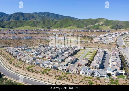 Vista aerea sopra il quartiere Aliento in una distesa di Santa Clarita, California Foto Stock