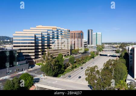 Vista aerea sopra il quartiere dei media e la sede centrale della Warner Brothers e l'autostrada 134 a Burbank, California Foto Stock