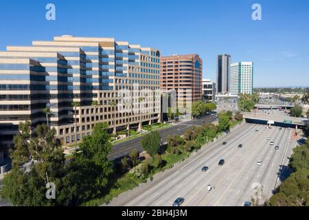 Vista aerea sopra il quartiere dei media e la sede centrale della Warner Brothers e l'autostrada 134 a Burbank, California Foto Stock