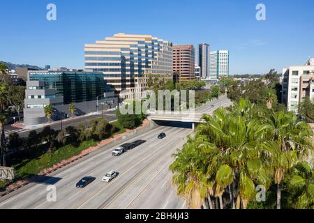 Vista aerea sopra il quartiere dei media e la sede centrale della Warner Brothers e l'autostrada 134 a Burbank, California Foto Stock