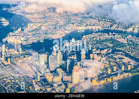 Vista aerea dall'alto dall'aereo sulla città di Londra Canary Wharf nel Regno Unito con case a schiera edifici e skyline urbano Foto Stock