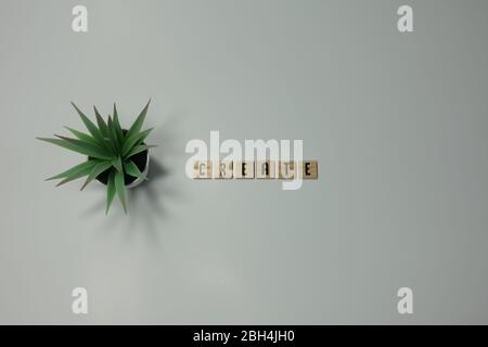 La parola Crea è scritta in piastrelle di legno in stop motion animazione. Concetto di innovazione, creatività e visione aziendale. Foto Stock