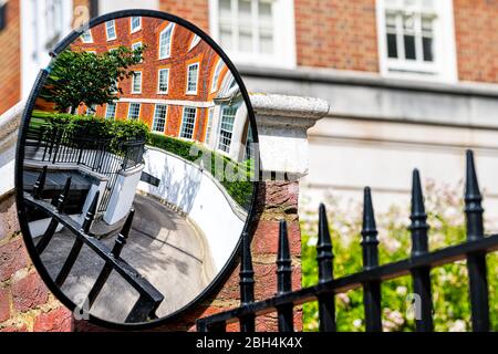 Londra, UK quartiere di Kensington con specchio closeup riflessione del vialetto su vicolo strada mews con architettura vuota strada e nessuno Foto Stock
