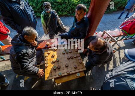 La gente del posto la riproduzione di gioco di bordo nella raccolta presso il corridoio fantasma nel Tempio del Cielo, Pechino, Repubblica Popolare di Cina e Asia Foto Stock