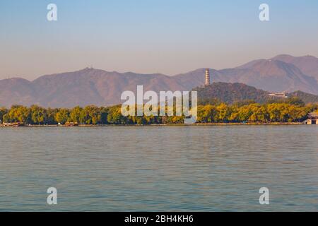 Ammira il lago di Kunming e il paesaggio vicino al Palazzo d'Estate, Pechino, Repubblica popolare Cinese, Asia Foto Stock