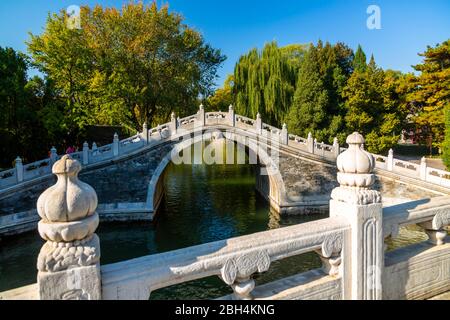 Vista del ponte ad arco sul lago Kunming a Yihe Yuan, il Palazzo d'Estate, Pechino, Repubblica popolare Cinese, Asia Foto Stock