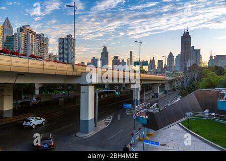 Vista dello skyline di Shanghai all'alba, Luwan, Shanghai, Cina, Asia Foto Stock