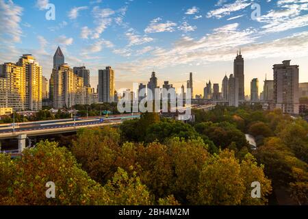 Vista dello skyline di Shanghai all'alba, Luwan, Shanghai, Cina, Asia Foto Stock