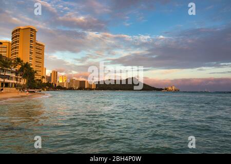 Iconico Wakiki Seascape con Diamond Head in lontananza. Foto Stock