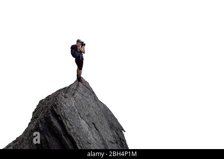 Avventuroso Female Hiker con le mani in su su una ripida scogliera rocciosa Foto Stock