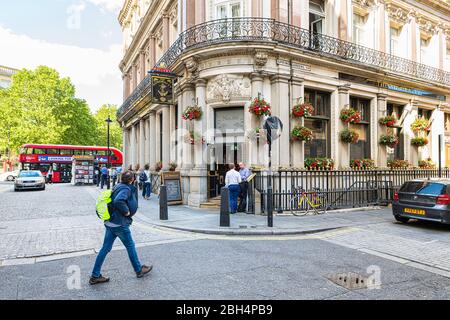 Londra, Regno Unito - 21 giugno 2018: Strada vicino Trafalgar Square Buckingham Palace Admiralty Arch in estate con bar pub e persone Foto Stock