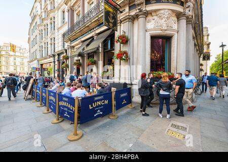 Londra, Regno Unito - 21 giugno 2018: Strada e ristorante vicino Trafalgar Square Buckingham Palace Admiralty Arch in estate con bar pub e persone Foto Stock