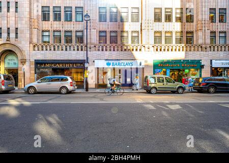 Londra, UK - 21 giugno 2018: Strada nel centro città con le indicazioni della filiale della banca Barclays e dei negozi della casa d'artiglieria Foto Stock