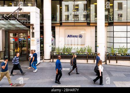 Londra, UK - 22 giugno 2018: Edificio della compagnia di assicurazioni della casa Allianz con persone che camminano sul marciapiede con cartello di ingresso esterno in via Gracechurch Foto Stock