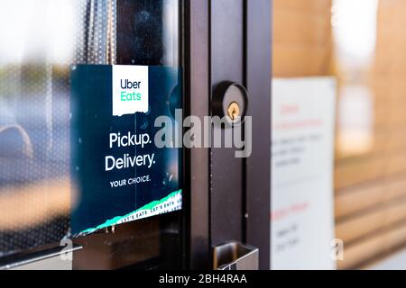 Herndon, USA - 9 aprile 2020: Virginia Fairfax County con ingresso porta e cartello per il ristorante e prendere fuori durante il coronavirus utilizzando Uber Eats Foto Stock