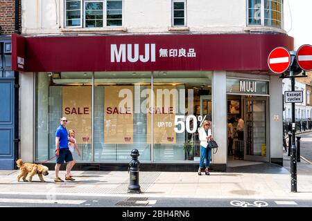 Londra, Regno Unito - 23 giugno 2018: Quartiere di Chelsea Street e l'esterno del negozio di negozi Muji edificio e marciapiede Foto Stock