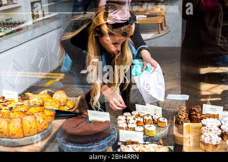 Londra, UK - 23 giugno 2018: Quartiere di Chelsea sulla strada di King's Road con la donna gente che acquista dolci dessert da esposizione in panetteria gourmet Foto Stock