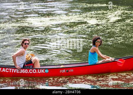 Londra, UK - 24 giugno 2018: Little Venice Italia zona canali barche durante la giornata estiva di sole e persone in canoa barca a remi Foto Stock