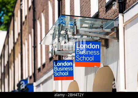 Londra, Regno Unito - 24 giugno 2018: Giornata di sole con strada e University London Business School blu cartello rosso closeup e ingresso al college Foto Stock