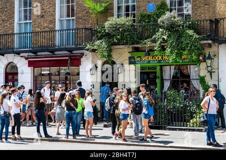Londra, UK - 24 giugno 2018: Centro città durante la giornata estiva di sole a Marylebone e coda lunga folla dal museo Sherlock Holmes Foto Stock