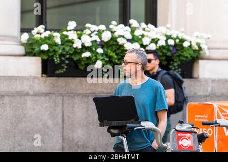 Londra, UK - 26 giugno 2018: Centro finanziario città e uomo candido pedonale in piedi sulla strada marciapiede in mattina a pendolari con santander bicicletta Foto Stock