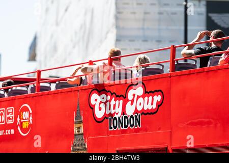 Londra, UK - 26 giugno 2018: Strada con cartello esterno sull'autobus per tour della città, autobus a due piani hop on hop off in estate con persone a cavallo Foto Stock