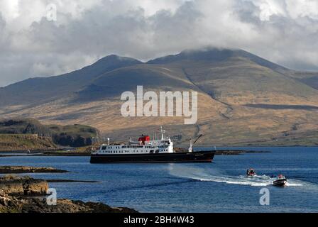 PRINCIPESSA EBRIDA all'ancora a LOCH NA KEAL al largo DI ULVA con BEN PIÙ sull'ISOLA DI MULL oltre Foto Stock