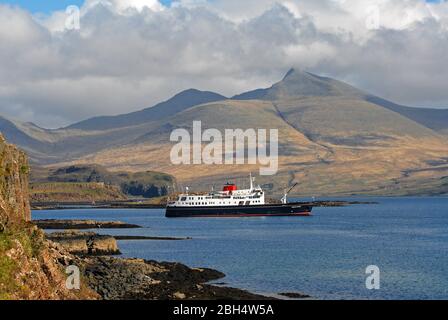 PRINCIPESSA EBRIDA all'ancora a LOCH NA KEAL al largo DI ULVA con BEN PIÙ sull'ISOLA DI MULL oltre Foto Stock