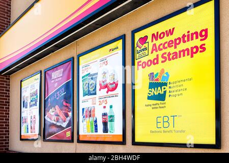 Sikeston, USA - 16 ottobre 2019: Stazione di servizio Love's e cartello sull'ingresso esterno dell'edificio in Missouri con minimarket vicino per i buoni alimentari Foto Stock