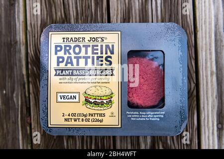 Reston, USA - 25 gennaio 2020: Il commerciante Joe etichetta privata patties proteina segno di pianta-based hamburger vegan closeup Foto Stock
