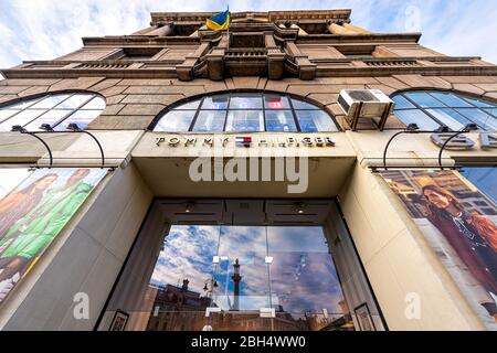 Lviv, Ucraina - 21 gennaio 2020: Ucraina Lvov città in vecchia strada della città e negozio segno di ingresso per Tommy hilfiger vista grandangolare Foto Stock