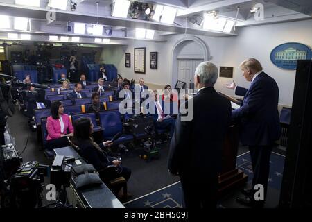 Washington, Stati Uniti. 23 aprile 2020. Il 19 aprile 2020, il presidente DEGLI STATI UNITI Donald J. Trump e il vicepresidente degli Stati Uniti Mike Pence (L) partecipano al briefing della task force di Coronavirus per esprimere commenti sulla pandemia COVID-23 nella sala di briefing della stampa di James S. Brady della Casa Bianca di Washington. Foto di Michael Reynolds/UPI Credit: UPI/Alamy Live News Foto Stock