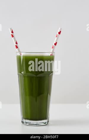 Succo verde in tazza con paillette Foto Stock