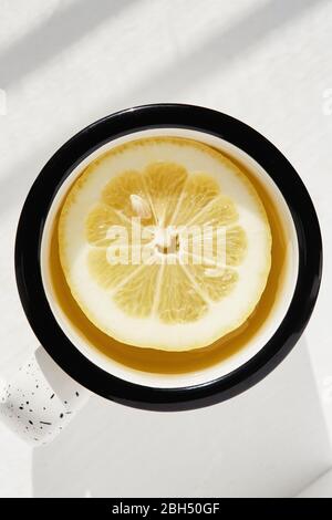 Fetta di limone in tazza di tè Foto Stock