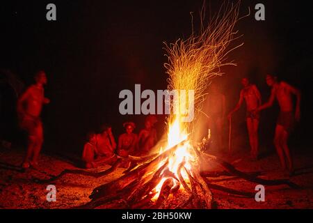 San tradizionale ballare intorno al fuoco di notte, Ghanzi, Botswana, Africa Foto Stock