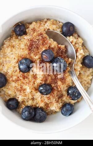 Farinata d'avena e mirtilli nel recipiente Foto Stock