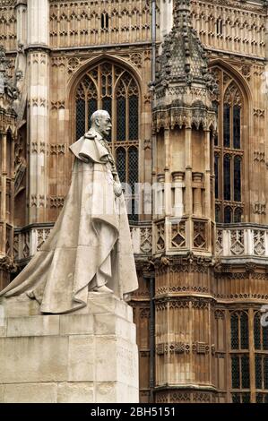 Un monumento a King George V si trova accanto all'Abbazia di Westminster a Londra, Inghilterra 15 marzo 2020 a Londra, Inghilterra Foto Stock