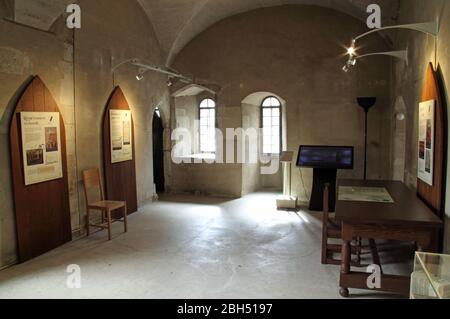 Le mostre all'interno della Jewel Tower di Londra, Inghilterra, forniscono ai visitatori una comprensione generale della storia del Palazzo originale di Westminster Foto Stock