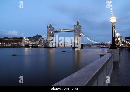 Il London Bridge, famoso in tutto il mondo, si erge sulla guardia del Tamigi nella città di Londra, Inghilterra, 13 marzo 2020 a Londra, Inghilterra Foto Stock