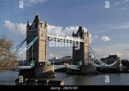 Il London Bridge, famoso in tutto il mondo, si erge sulla guardia del Tamigi nella città di Londra, Inghilterra, 13 marzo 2020 a Londra, Inghilterra Foto Stock