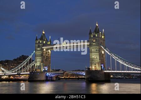 Il London Bridge, famoso in tutto il mondo, si erge sulla guardia del Tamigi nella città di Londra, Inghilterra, 13 marzo 2020 a Londra, Inghilterra Foto Stock