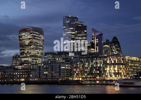 La riva sud del Tamigi offre splendide viste panoramiche sulla City di Londra, lo storico quartiere finanziario di Londra Foto Stock