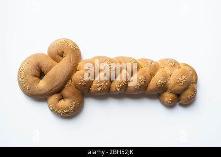 Shlissle challah dalla vista superiore pane a forma di un chiave isolato vegan di grano intero fatto in casa Foto Stock