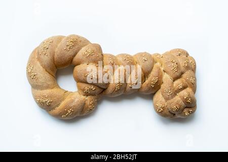 Shlissle challah dalla vista superiore pane a forma di un chiave isolato vegan di grano intero fatto in casa Foto Stock