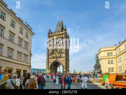 I turisti visitano la torre della città vecchia gotica alla base del Ponte Carlo in una giornata di sole a Praga, Repubblica Ceca Foto Stock