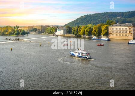 Una giornata intensa mentre le barche e i zattere navigano sul fiume Moldava e appaiono in una missione di salvataggio vicino al Ponte Carlo a Praga, Repubblica Ceca. Foto Stock