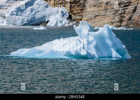 Iceberg galleggia nelle acque blu del lago di Iceberg Foto Stock