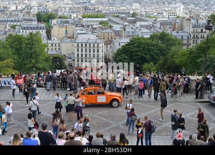 Simboli francesi di fama mondiale - Montmartre e Citroen auto, Parigi FR Foto Stock