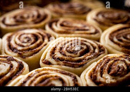 Guardando attraverso i rulli di cannella Rising in ghisa Skillet Foto Stock