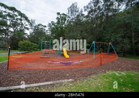 A causa della pandemia COVID-19, un parco giochi pubblico per bambini è chiuso e recintato al pubblico. Foto Stock